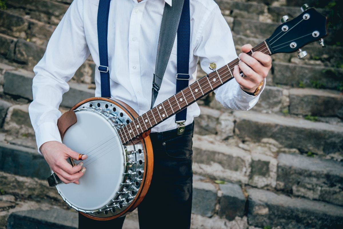 A person playing the Banjo